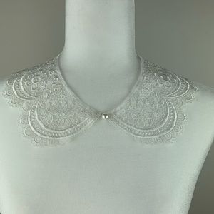 Lace collar with floral detail